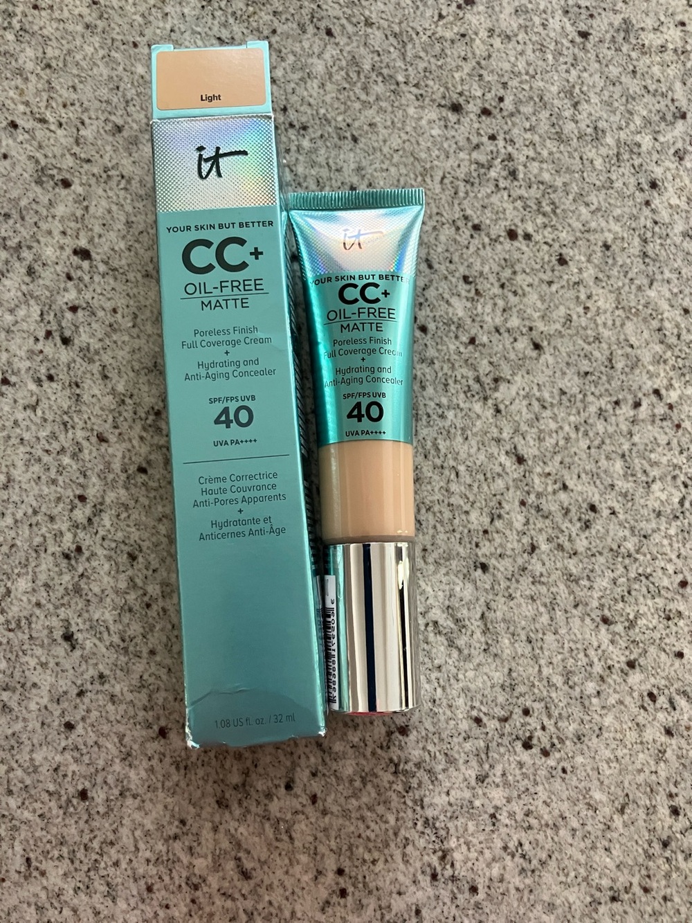 it cosmetics CC+ Oil-Free Matte Cream SPF 40 - Teal Packaging